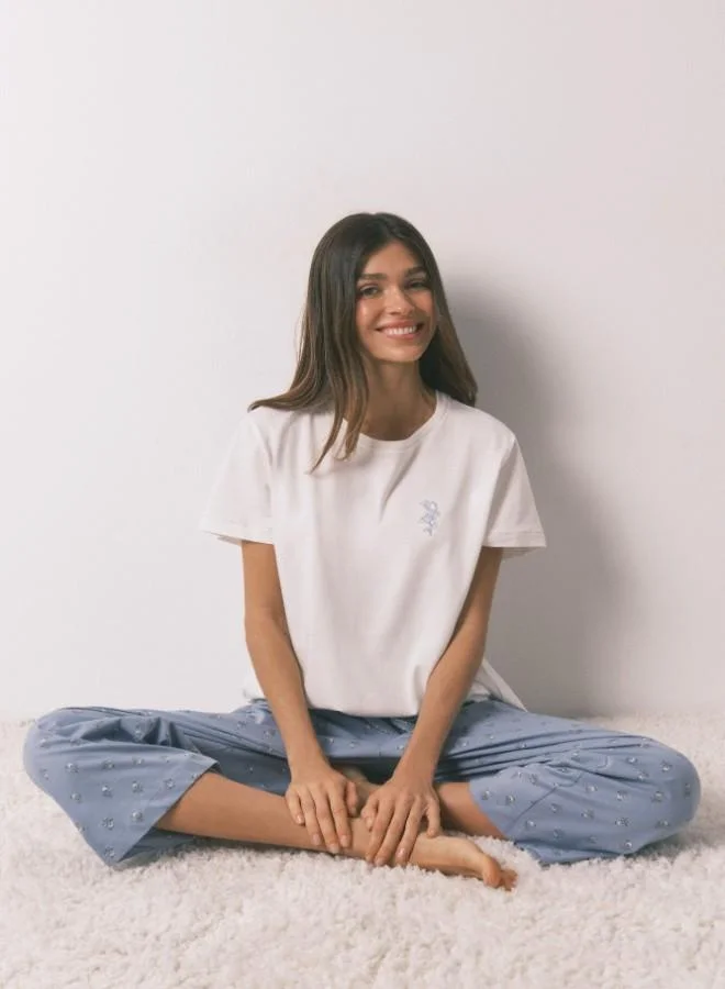 ومن سيكريت بيجاما طويلة بأكمام قصيرة وزهور